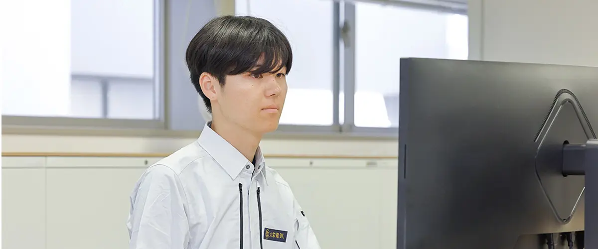 パソコンに向かうY.Yさん