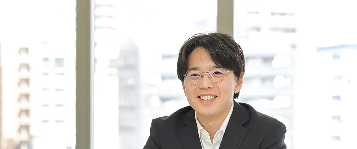 インタビューを受けるE.Oさん