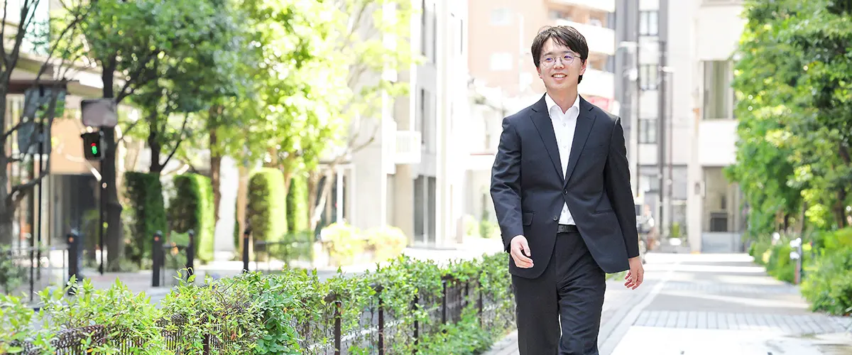 外を歩くE.Oさん