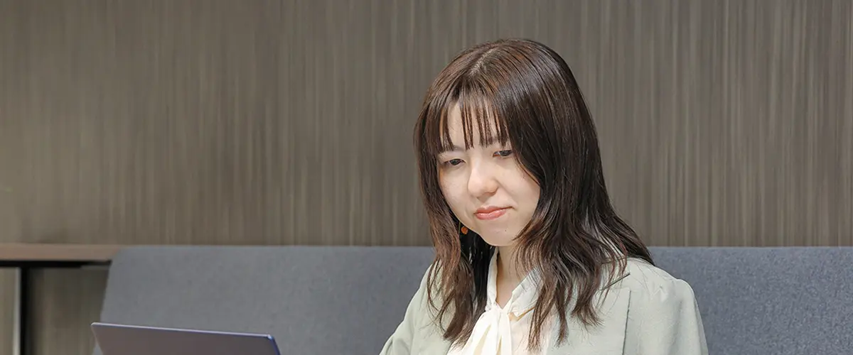 パソコンに向かうK.Mさん